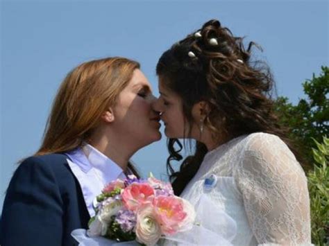 O româncă lesbiană s a căsătorit cu iubita sa în Italia Cele două