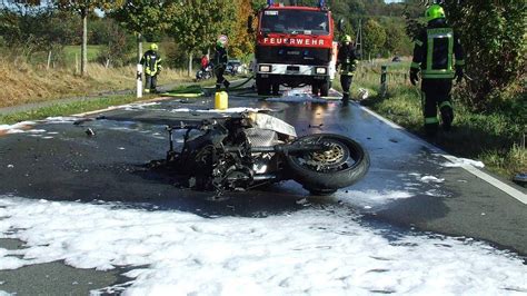 Radevormwald Hückeswagen Motorradfahrer stirbt bei Unfall auf B 483