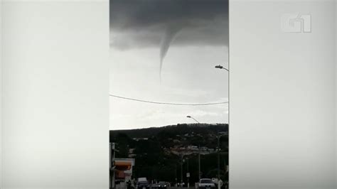 V Deo Forma O De Nuvem Funil Que Pode Virar Tornado Atrai Aten O