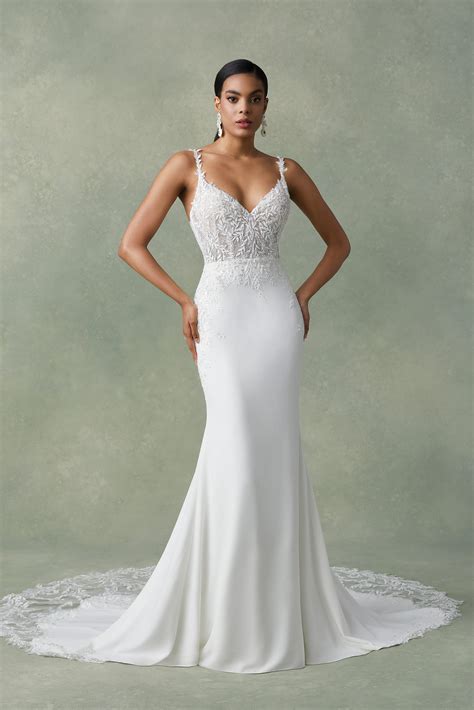10 Gorgeous V-Neck Wedding Dresses | PreOwned Wedding Dresses