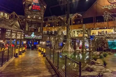 We Stayed In One Of The Largest Pyramids In The World A Bass Pro Shops Owned Lodge Filled With