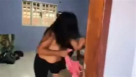 Milf Zimmermädchen mit leckerer riesiger natürlicher Brust und ihrem Chef ganz nackt wie