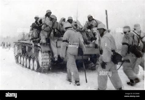 Deutscher Panzer Panzer Sturmgeschütz mit Grenadiere im Schnee Tarnung