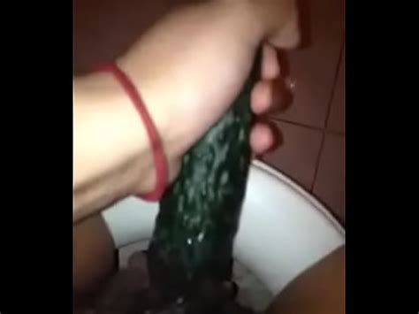 chica masturbándose con pepino XVIDEOS