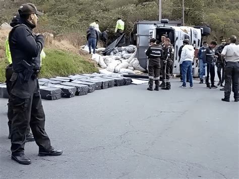 Encuentran camión abandonado con droga en la vía a Papallacta Pifo