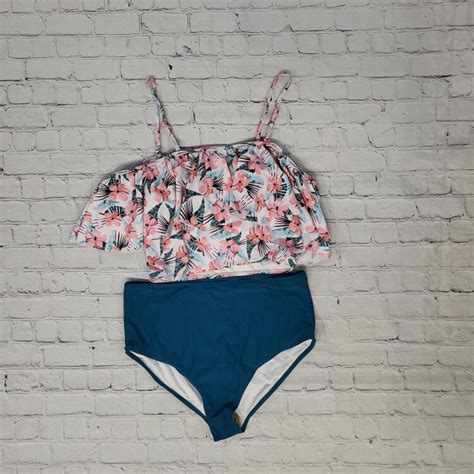 9 Hot Sexy Hanni Bikini Pics