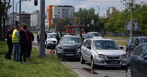 Fotografije lančanog sudara 4 vozila u Bloku 70 Automobili se zakucali