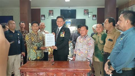 Kpu Rp Milliar Bawaslu Rp Milliar Bupati Enos Teken