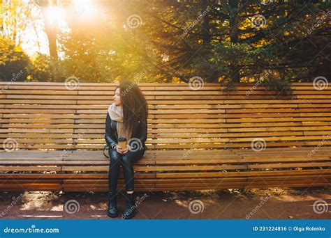 Triste Jeune Femme Aérée Assis Seule Sur Un Banc En Bois Dans Le Parc D