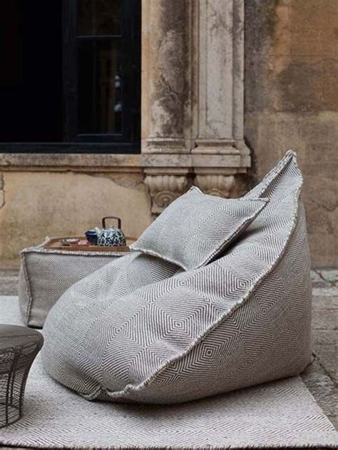 √ 22+ Desain Ruang Keluarga Tanpa Sofa (Tren 2019)