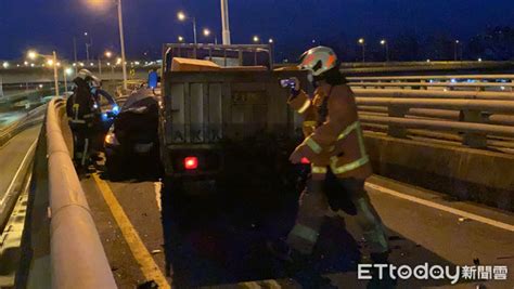 休旅車逆闖台64快速道路 送雞貨車慘遭撞「駕駛嚇到雙腿發抖」 Ettoday社會新聞 Ettoday新聞雲