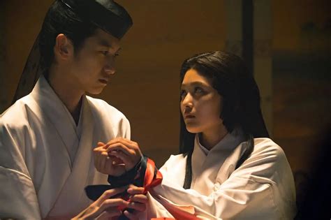 大河ドラマ「光る君へ」第4話。藤原義懐（高橋光臣・中央）の被り物を取る花山天皇（本郷奏多・左）（c）nhk ― スポニチ Sponichi