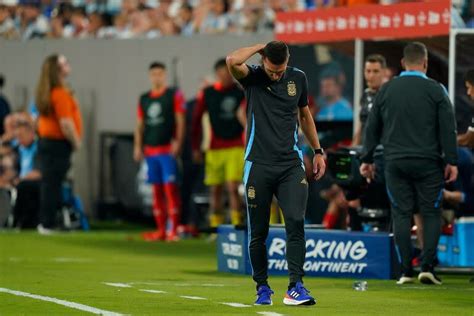 Lionel Scaloni Fue Sancionado Por Conmebol Por Salir Tarde A La Cancha Y No Podrá Dirigir Contra