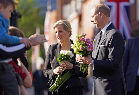 Earl And Countess Of Wessex Meet Mourners On Walkabout In Windsor Socialhub Center Social