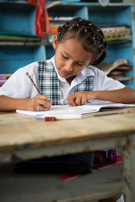 Antoine Boureau Fille De Ans En Classe L Cole Primaire De Nuevo