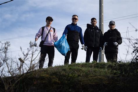 GALERÍA Así ha sido la recogida de basura en las orillas del Río