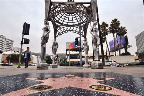 Un Homme Arrêté Pour Le Vol Dune Statue De Marilyn Monroe à Hollywood La Presse