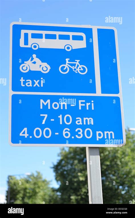 Bus lane sign hi-res stock photography and images - Alamy