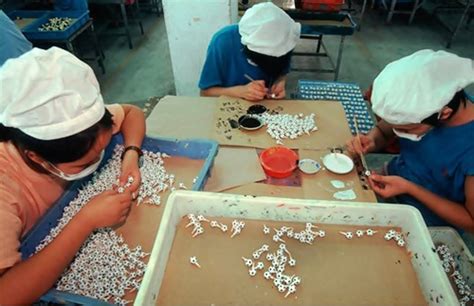 25 Revealing Photographs Of Chinese Toy Factory Workers | toplist25