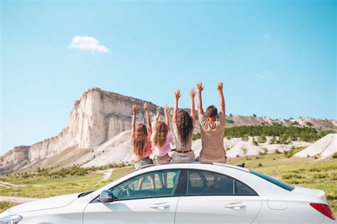 Fam Lia De Quatro Pessoas Feliz Caminhando Nas Montanhas Foto Premium