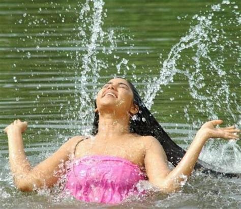 Indian Actress Wallpapers Banu Aka Muktha Hot Bathing Pics