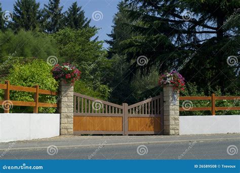 Wooden Gate, Entrance To A Front Yard Royalty Free Stock Photos - Image ...