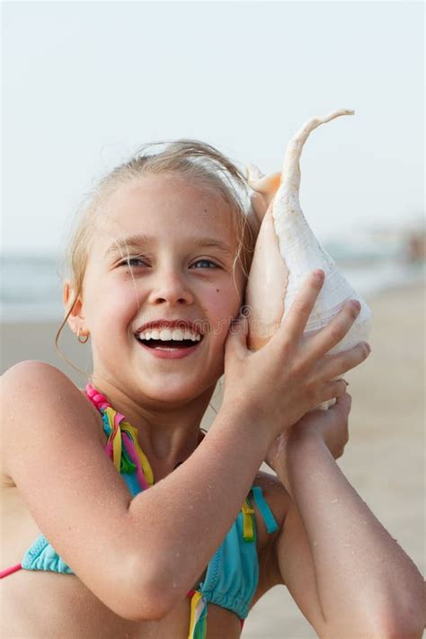 Petite Fille Ayant L Amusement Sur Une Plage Image Stock Image Du