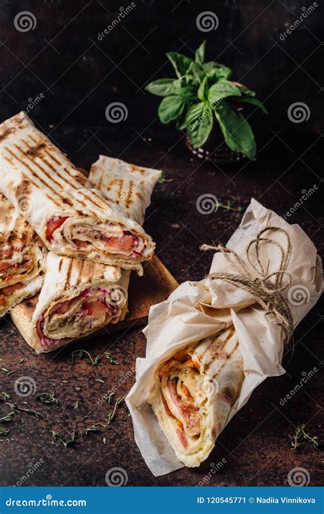 Bocadillo De Shawarma Un Rollo Fresco Del Lavash Fino Llenado De La Carne De Las Setas Del