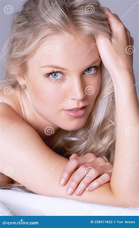 Sirene Sulista Retrato Detalhado De Uma Linda Jovem Loira Deitada Em Uma Cama Em Sua Lingerie