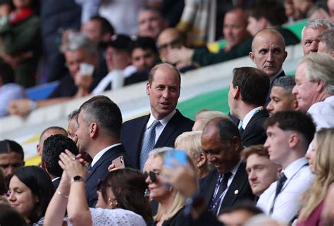 Le prince William très concentré dans les tribunes du match de l