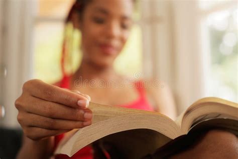 1 294 Compartimiento Atractivo De La Lectura De La Mujer Joven Fotos De