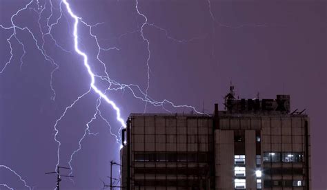 Mais De Mil Raios Atingem A Bahia Em Horas