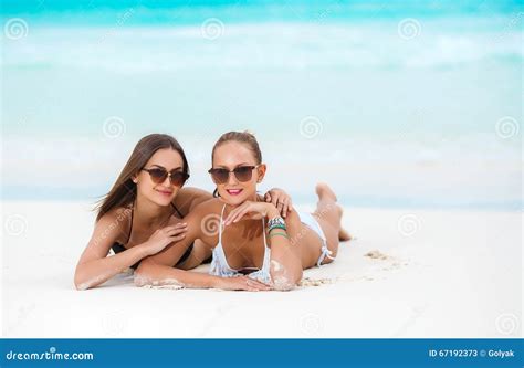 Twee Sensuele Vrouwen In Bikini Op Een Strand Stock Afbeelding Image Of Juwelen Bikini