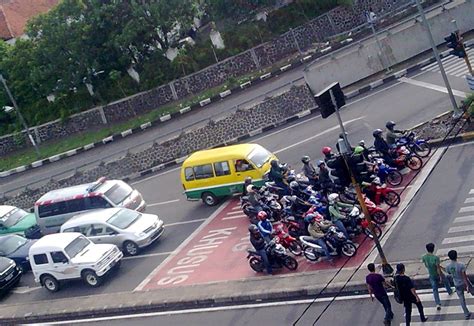 Cara Menjaga Mobil Tetap Berhenti Di Lampu Merah