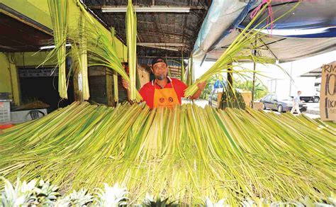 Bawa Pelepah Kelapa Dari Indonesia Penuhi Permintaan Ketupat