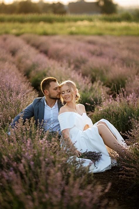 Fondo Novia Y Novio En Un Paseo Por El Campo De Lavanda Foto E Imagen