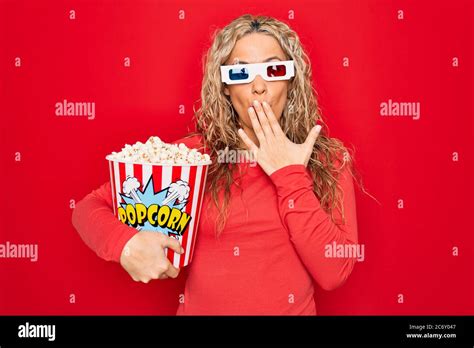 Jeune Belle Femme Blonde Regardant Un Film En Utilisant Des Lunettes 3d Mangeant Du Pop Corn