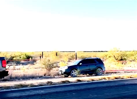 Hallan A Un Hombre Muerto Dentro De Una Camioneta En La Carretera A