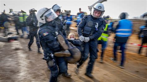 Besetzung Des Dorfes Polizei R Umt L Tzerath Tagesschau De