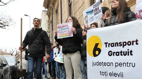 Proteste La Ministerul Educa Iei Elevii Din Jude E Care Fac Naveta