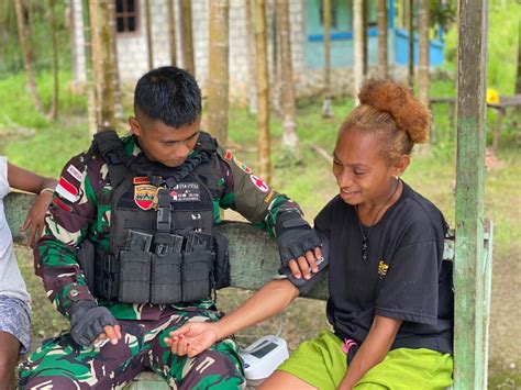 TNI AD Berikan Pelayanan Kesehatan Gratis Di Perbatasan Papua