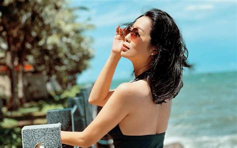 NSƯT Trịnh Kim Chi diện bikini khoe đường cong nóng bỏng Saostar vn