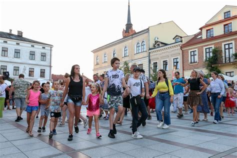 Potańcówki na Rynku w Tarnowie to hit lata 2022 Tarnowianie doskonale