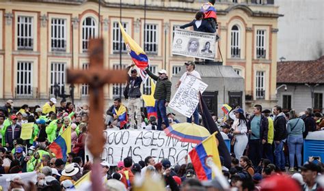 Miles De Colombianos Protestan En Las Calles De Bogot Contra Las