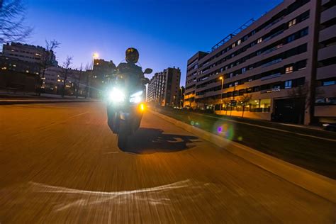 De noche en moto cómo mejorar tu seguridad MOTO Club MAPFRE