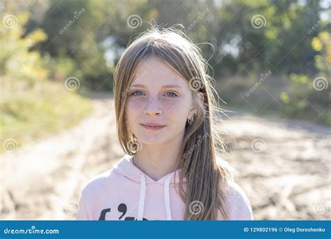 Mooi Blonde Jong Meisje Met Sproeten In Openlucht Op Aardachtergrond In De Herfst Close