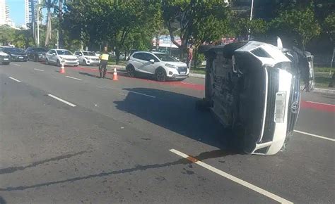 Motorista Perde Controle Da Dire O E Carro Capota Em Avenida De