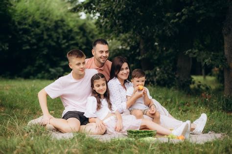 Familia Feliz Haciendo Un Picnic En El Parque En Un Soleado D A De