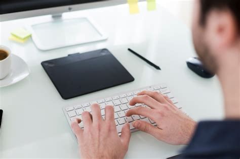 Cultivo Hombre Escribiendo En El Teclado De La Computadora Foto Gratis