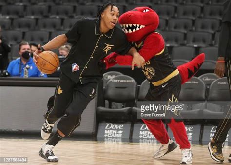 Toronto Raptor Mascot Photos And Premium High Res Pictures Getty Images